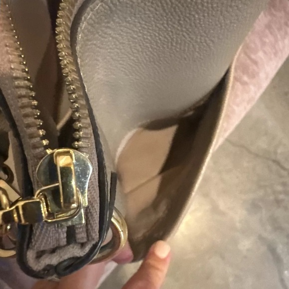 Louis Vuitton Maida Hobo in Turtledove - Picture 6 of 16